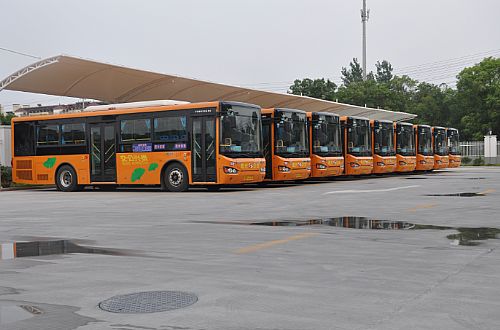 2015年4月投入运营的气电混合公交车